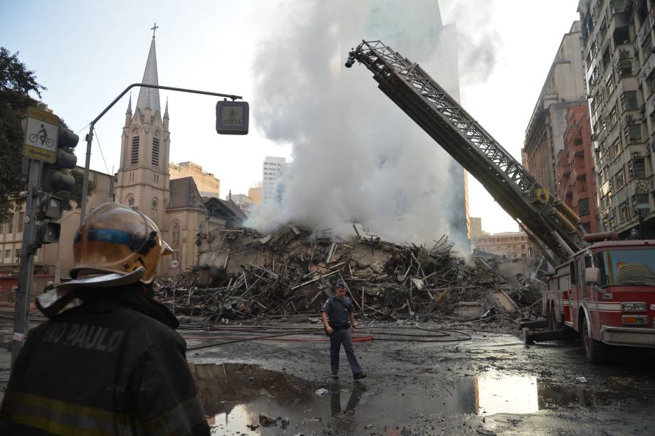 Bombeiros trabalham entre os escombros de um prédio de 26 andares que veio ao chão após incêndio no centro de São Paulo - 01/05/2018