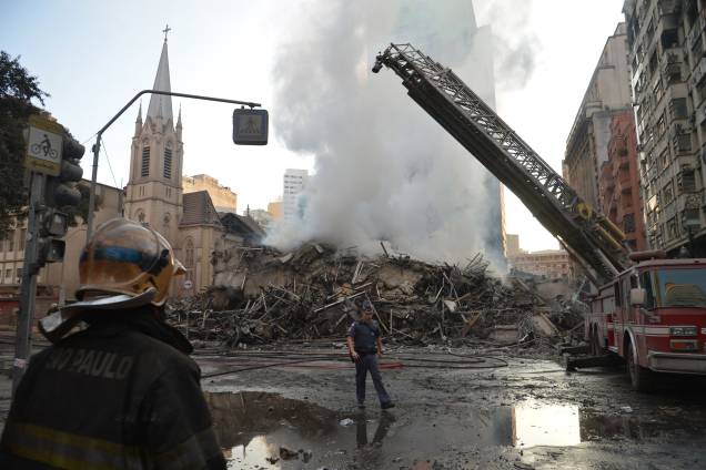 Bombeiros trabalham entre os escombros de um prédio de 26 andares que veio ao chão após incêndio no centro de São Paulo - 01/05/2018 Bombeiros trabalham entre os escombros de um prédio de 26 andares que veio ao chão após incêndio no centro de São Paulo - 01/05/2018