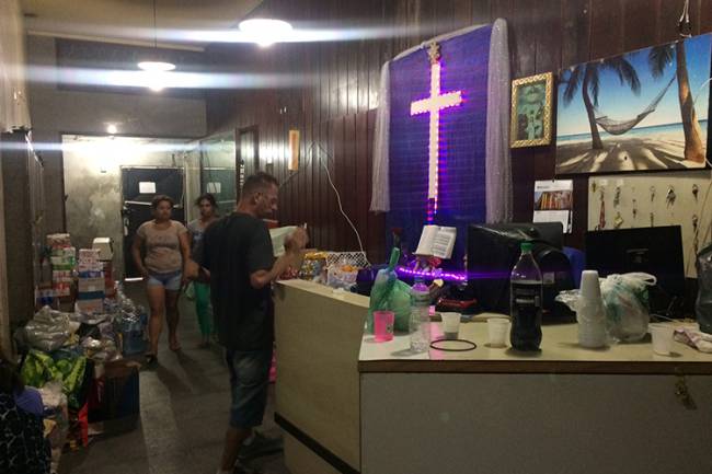 Prédios ocupados em SP Cruz de led decora o saguão do Edifício Andrade