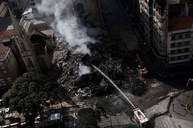 Bombeiros trabalham para extinguir possíveis focos de incêndio no local de desabamento do edifício Wilton Paes de Almeida, no centro de São Paulo - 02/05/2018 Bombeiros trabalham para extinguir possíveis focos de incêndio no local de desabamento do edifício Wilton Paes de Almeida, no centro de São Paulo - 02/05/2018