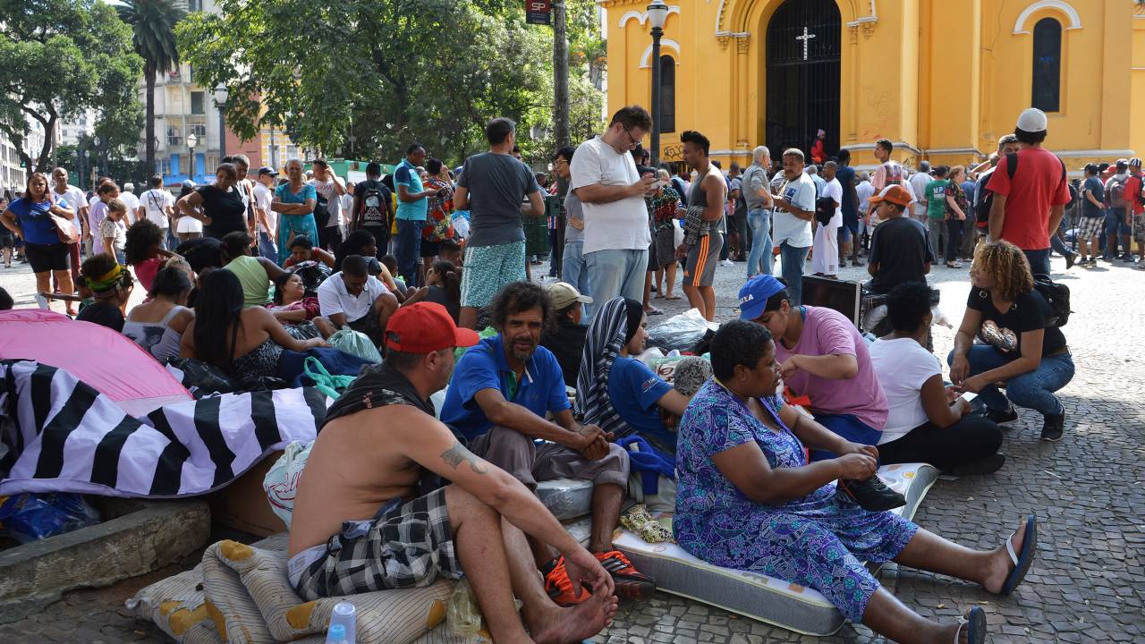 Desabrigados vítimas do desabamento de prédio no largo do Paissandu