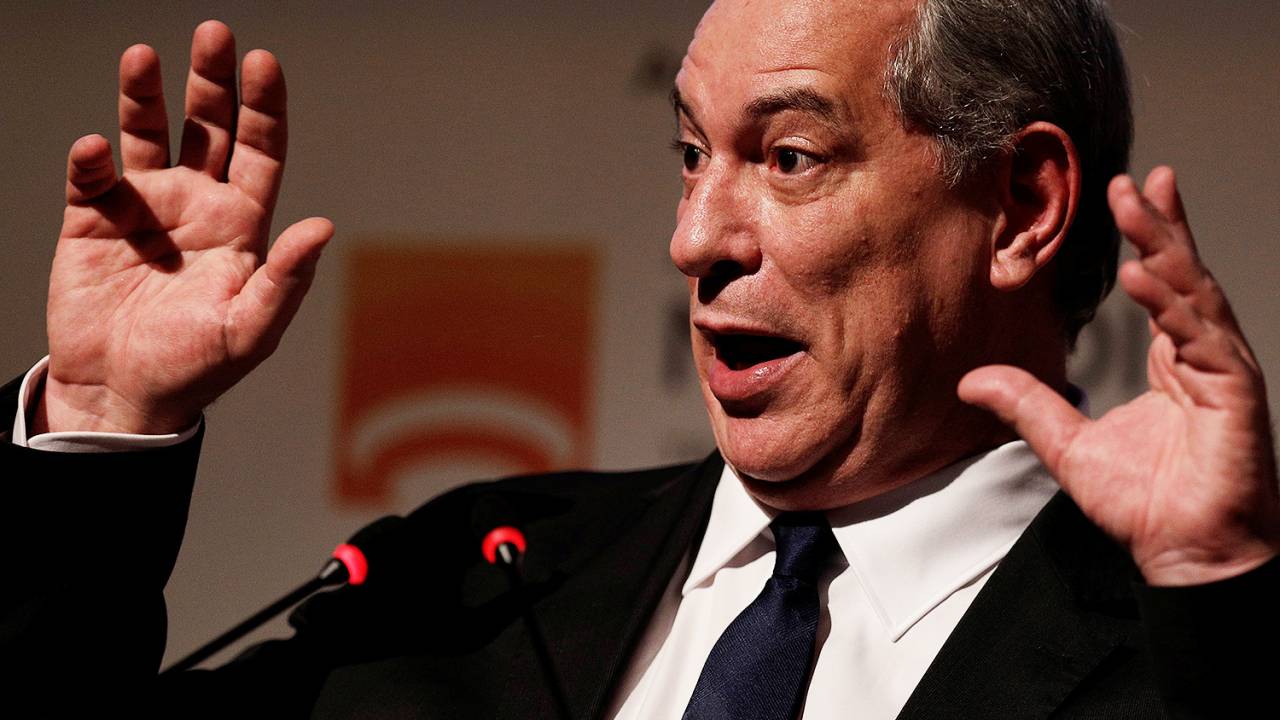 O pré-candidato à Presidência da República, Ciro Gomes, durante encontro da Frente Nacional de Prefeitos, no Teatro Popular Oscar Niemeyer, em Niterói (RJ) - 08/05/2018