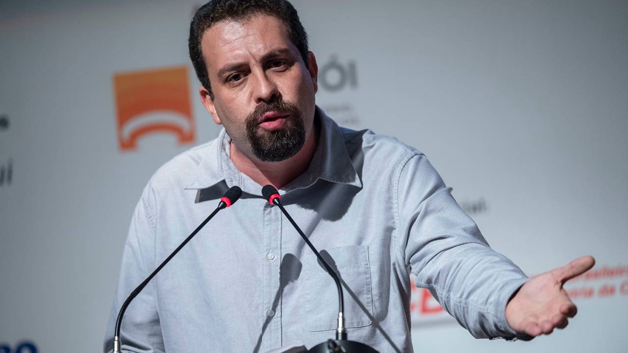 O pré-candidato à Presidência da República, Guilherme Boulos (PSOL) , durante encontro da Frente Nacional de Prefeitos, no Teatro Popular Oscar Niemeyer, em Niterói (RJ) - 08/05/2018