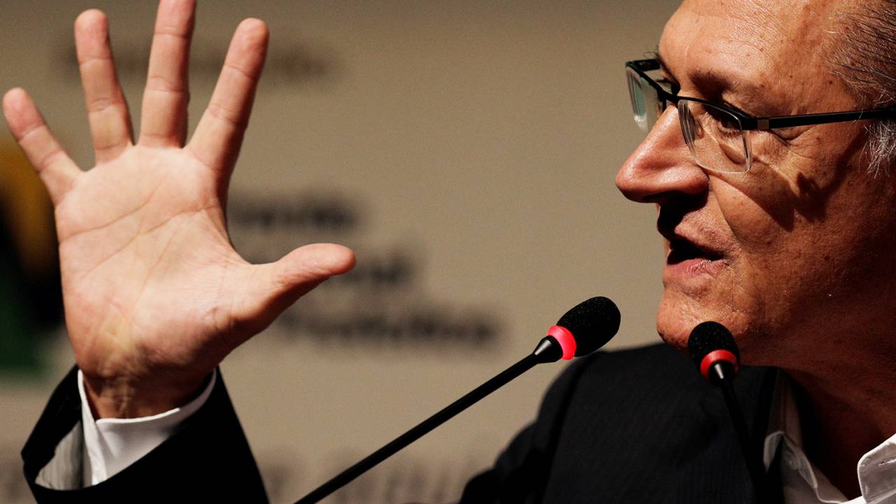 O pré-candidato à Presidência da República, Geraldo Alckmin, durante encontro da Frente Nacional de Prefeitos, no Teatro Popular Oscar Niemeyer, em Niterói (RJ) - 08/05/2018