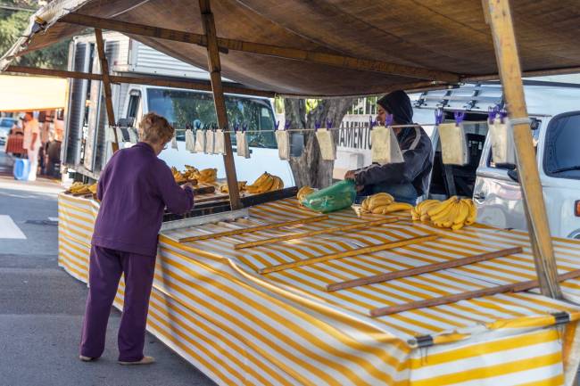 Movimentação em feira livre em meio à crise do desabastecimento de alimentos.