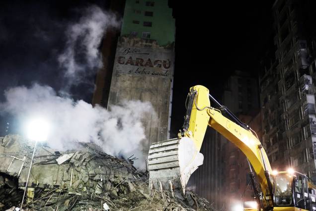Escavadeira remove escombros de prédio do Largo do Paissandu, na região central de São Paulo (SP) - 02/05/2018 Escavadeira remove escombros de prédio do Largo do Paissandu, na região central de São Paulo (SP) - 02/05/2018