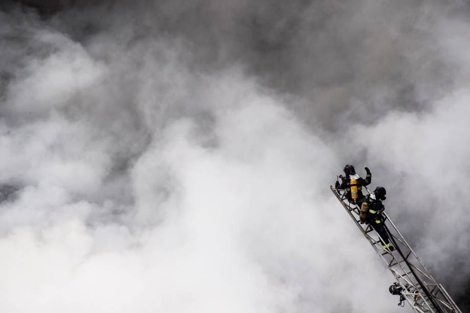 Bombeiros trabalham no combate ao incêndio que atingiu o edifício Wilton Paes de Almeida, no Largo do Paissandu, região central de São Paulo (SP) - 01/05/2018