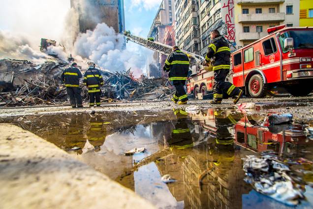 Bombeiros trabalham no combate ao incêndio que atingiu o edifício Wilton Paes de Almeida, no Largo do Paissandu, região central de São Paulo (SP) - 01/05/2018 Bombeiros trabalham no combate ao incêndio que atingiu o edifício Wilton Paes de Almeida, no Largo do Paissandu, região central de São Paulo (SP) - 01/05/2018