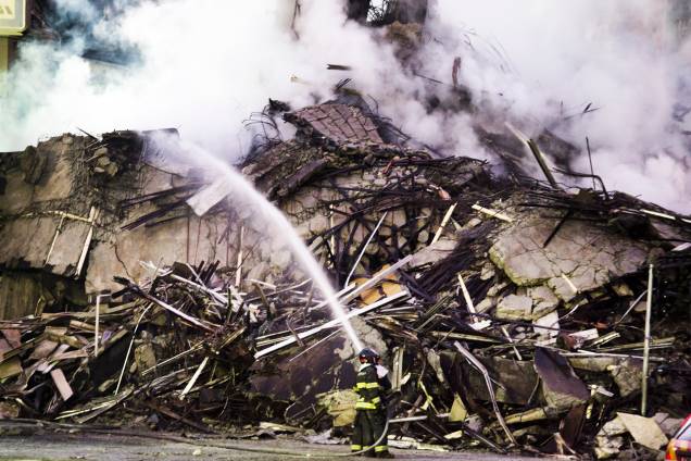 Bombeiros trabalham no combate ao incêndio que atingiu o edifício Wilton Paes de Almeida, no Largo do Paissandu, região central de São Paulo (SP) - 02/05/2018 Bombeiros trabalham no combate ao incêndio que atingiu o edifício Wilton Paes de Almeida, no Largo do Paissandu, região central de São Paulo (SP) - 02/05/2018