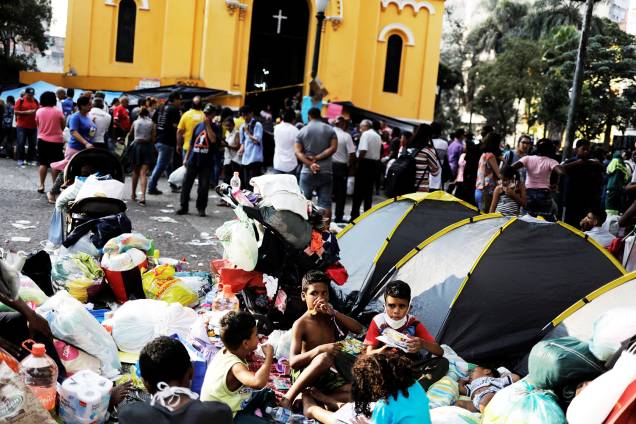 Famílias sem-teto que moravam no edifício Wilton Paes de Almeida recebem alimento de voluntários, no Largo do Paissandu, região central de São Paulo (SP) - 02/05/2018 Famílias sem-teto que moravam no edifício Wilton Paes de Almeida recebem alimento de voluntários, no Largo do Paissandu, região central de São Paulo (SP) - 02/05/2018