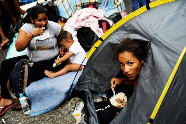 Famílias sem-teto que moravam no edifício Wilton Paes de Almeida recebem alimento de voluntários, no Largo do Paissandu, região central de São Paulo (SP) - 02/05/2018 Famílias sem-teto que moravam no edifício Wilton Paes de Almeida recebem alimento de voluntários, no Largo do Paissandu, região central de São Paulo (SP) - 02/05/2018