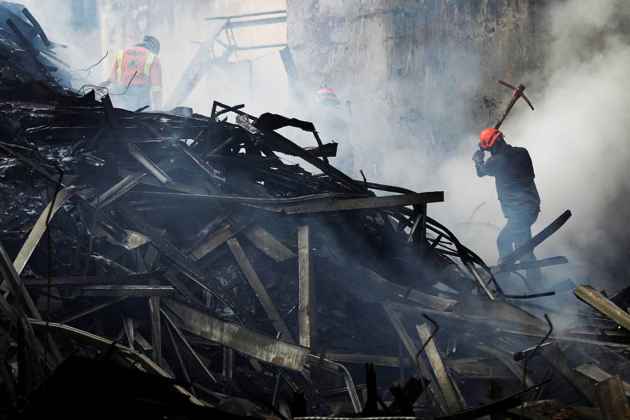 Bombeiros combatem incêndio no Largo do Paissandu, região central de São Paulo (SP) - 02/05/2018