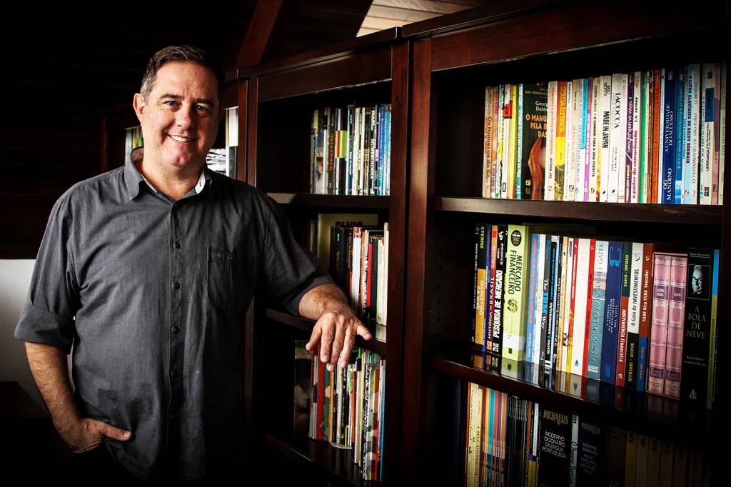 Carlos Roberto Oliveira de Almeida Santos, 54 anos Carlos Roberto Oliveira de Almeida Santos, 54 anos, professor e gestor universitário