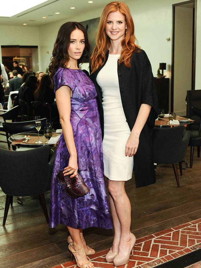 Abigail Spencer e Sarah Rafferty As atrizes Abigail Spencer e Sarah Rafferty posam para foto no restaurante Spago, em Beverly Hills - 13/12/2012
