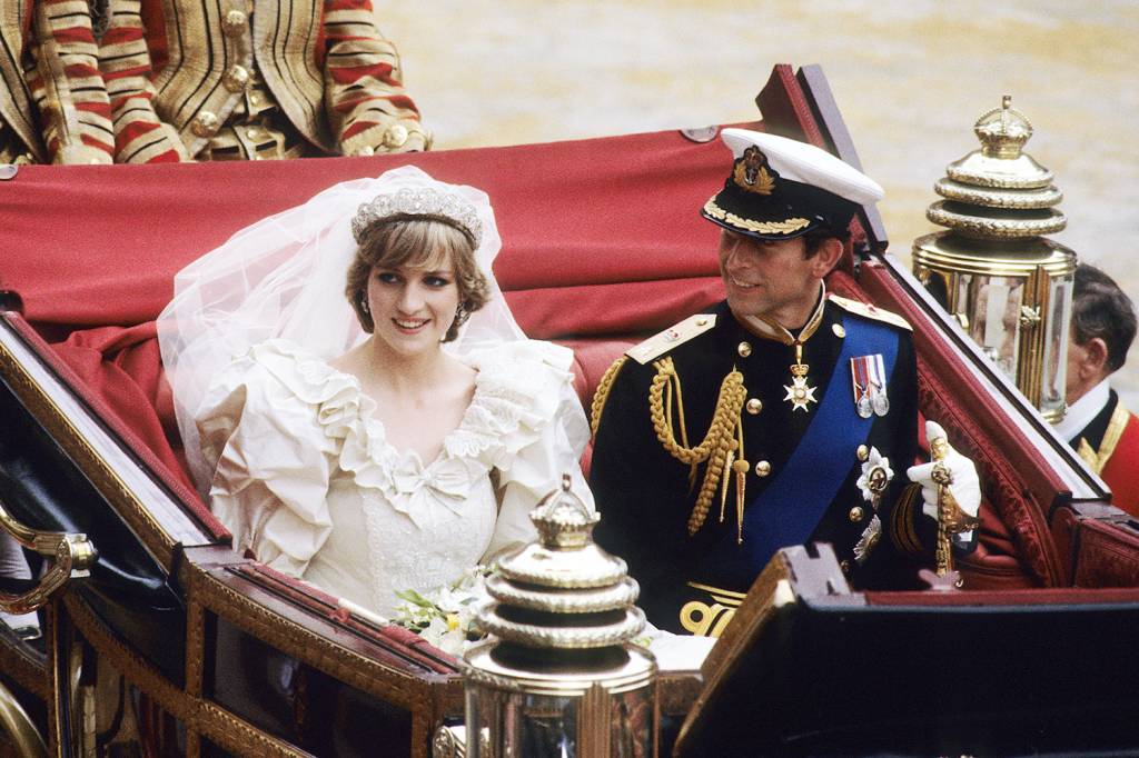 Casamento de Diana e Charles A princesa Diana e o príncipe Charles andam em carruagem após cerimônia na Catedral de São Paulo, em Londres - 29/07/1981