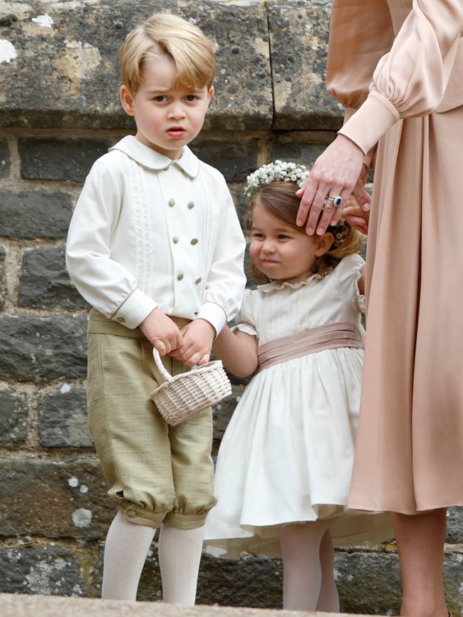 Charlotte e George Príncipe George e princesa Charlotte durante o casamento de Pippa Middleton e James Matthews, na igreja de St Mark's, em Englefield Green, na Inglaterra - 20/05/2017