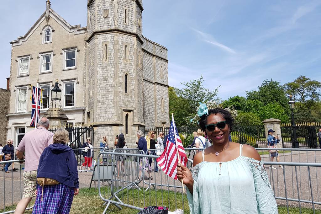 Pessoas acampam nos arredores do Castelo de Windsor A americana Alisson Noel, 51, que viajou de Los Angeles para a Inglaterra para ver o casamento