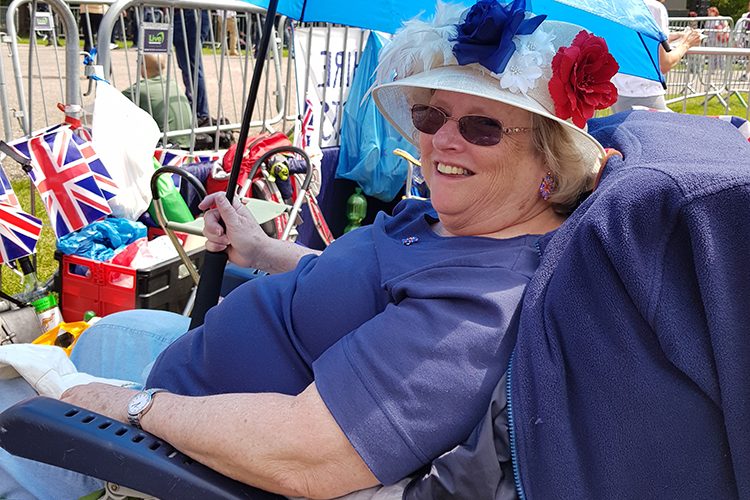 Pessoas acampam nos arredores do Castelo de Windsor Shirley Massing, 71: presença certeira em eventos da realeza britânica