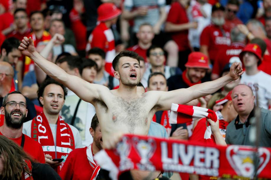 Torcedores do Liverpool cantam nas arquibancadas do Estádio Olímpico de Kiev antes da final da Liga dos Campeões contra o Real Madrid - 26/05/2018