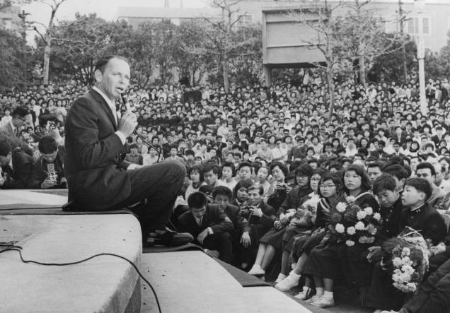 Frank Sinatra canta para multidões durante um show de caridade no Hibiya Park, em Tóquio, no Japão - 27/04/1962 Frank Sinatra canta para multidões durante um show de caridade no Hibiya Park, em Tóquio, no Japão - 27/04/1962