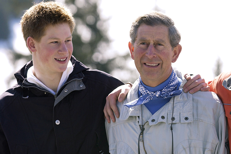 Príncipe Harry – Adolescência Príncipe Harry durante sua adolescência, com seu pai, o príncipe Charles - 29/03/2002