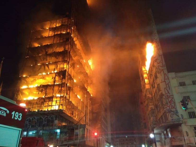 Prédio desaba durante incêndio no centro de São Paulo