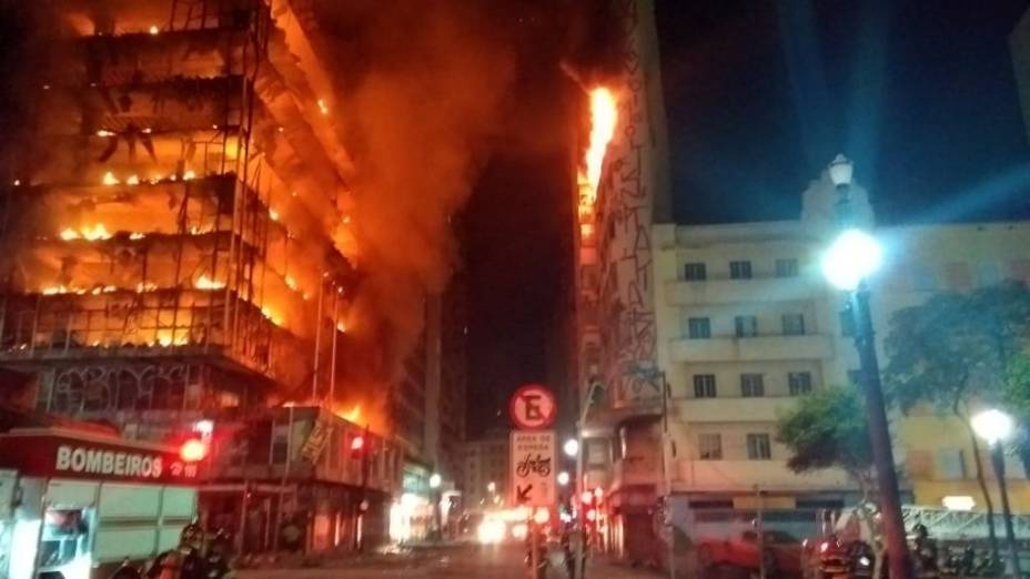 Prédio desaba durante incêndio no centro de São Paulo