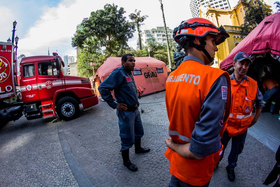 Trabalho das equipes de resgate no local do desabamento do edificio Wilton Paes de Almeida, no Largo do Paissandu, região central de São Paulo - 09/05/2018