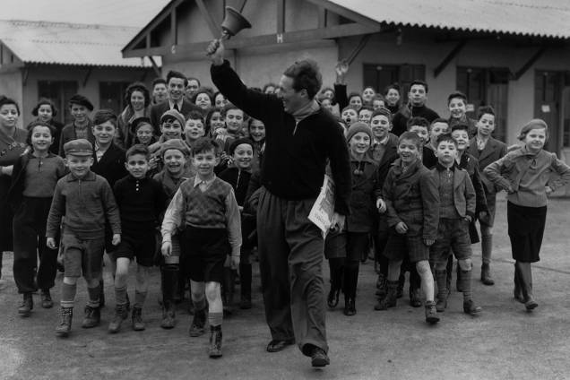 Líder de acampamento guia as crianças anunciando a hora do lanche - 11/01/1939 Líder de acampamento guia as crianças anunciando a hora do lanche - 11/01/1939