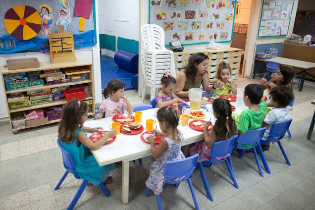 Criança comem lanche em pré-escola Israelense - 17/07/2014 Criança comem lanche em pré-escola Israelense - 17/07/2014
