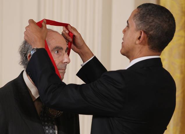 O ex-presidente dos Estados Unidos, Barack Obama, entrega a Medalha Nacional de Humanidades em 2011 para o romancista Philip Roth durante uma cerimônia na Sala Leste da Casa Branca O ex-presidente dos Estados Unidos, Barack Obama, entrega a Medalha Nacional de Humanidades em 2011 para o romancista Philip Roth durante uma cerimônia na Sala Leste da Casa Branca