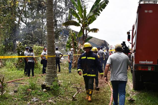 Equipes de resgate são vistos no local onde avião caiu ao decolar do Aeroporto Internacional José Martí - 18/05/2018 Equipes de resgate são vistos no local onde avião caiu ao decolar do Aeroporto Internacional José Martí - 18/05/2018