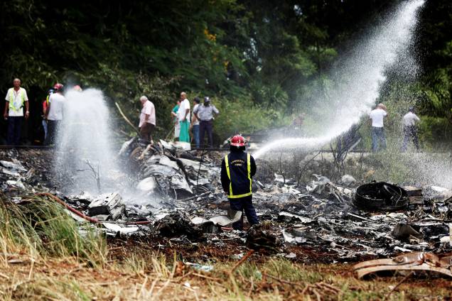 Bombeiro realiza trabalho de rescaldo após avião cair depois de decolar em Havana - 18/05/2018 Bombeiro realiza trabalho de rescaldo após avião cair depois de decolar em Havana - 18/05/2018