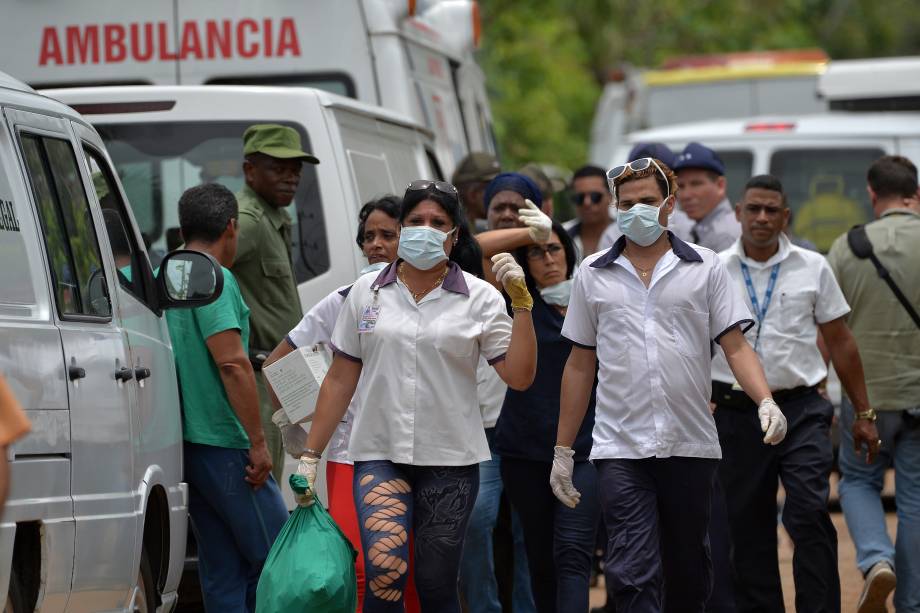 Equipes de emergência trabalham no local da queda de um avião da empresa Cubana de Aviacion que caiu após decolar do Aeroporto Internacional Jose Marti, em Havana - 18/05/2018