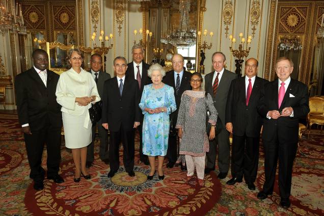 A ativista Asma Jahangir do Paquistão posa ao lado da Rainha Elizabeth durante visita ao Palácio de Buckingham A ativista Asma Jahangir do Paquistão posa ao lado da Rainha Elizabeth durante visita ao Palácio de Buckingham