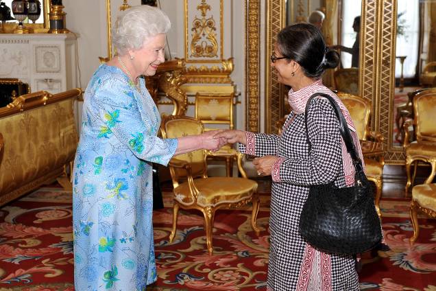 Rainha Elizabeth II cumprimenta a ativista Asma Jahangir do Paquistão no Palácio de Buckingham Rainha Elizabeth II cumprimenta a ativista Asma Jahangir do Paquistão no Palácio de Buckingham