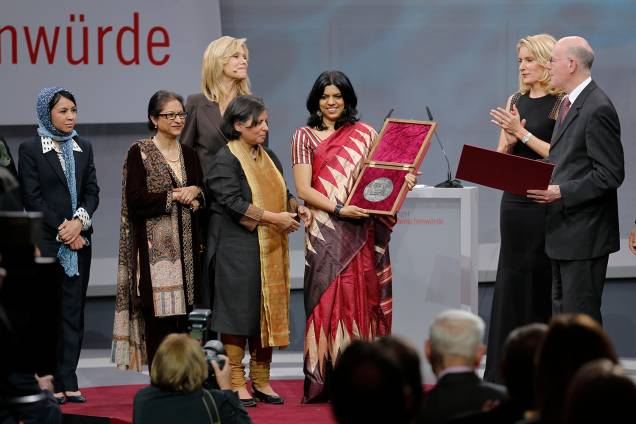 Leeda Yacoobi, Asma Jahangir, Nina Ruge, Suneeta Dhar, Kalpana Viswanath, Maria Furtwaengler e Norbert Lammert durante premiação no Museu Judeu em Berlim - 16/04/2013 Leeda Yacoobi, Asma Jahangir, Nina Ruge, Suneeta Dhar, Kalpana Viswanath, Maria Furtwaengler e Norbert Lammert durante premiação no Museu Judeu em Berlim - 16/04/2013