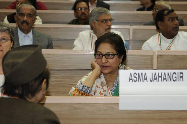 Advogada e ativista Asma Jahangir fala com Líder do congresso Karan Singh - 17/11/2014 Advogada e ativista Asma Jahangir fala com Líder do congresso Karan Singh - 17/11/2014
