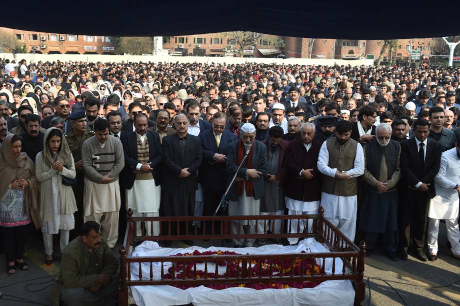 Paquistaneses prestam homenagem a Asma Jahangir durante seu funeral - 13/02/2018