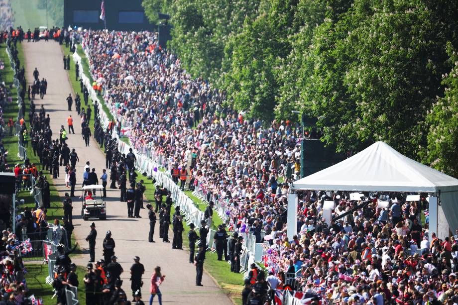 Multidão se aglomera nos arredores do Castelo de Windsor para acompanhar a cerimônia de casamento entre o príncipe Harry e a atriz Meghan Markle - 19/05/2018