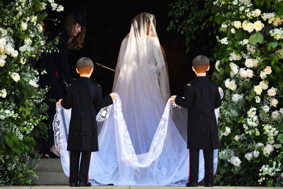 Meghan Markle entra na Capela de São Jorge, em Windsor - 19/05/2018