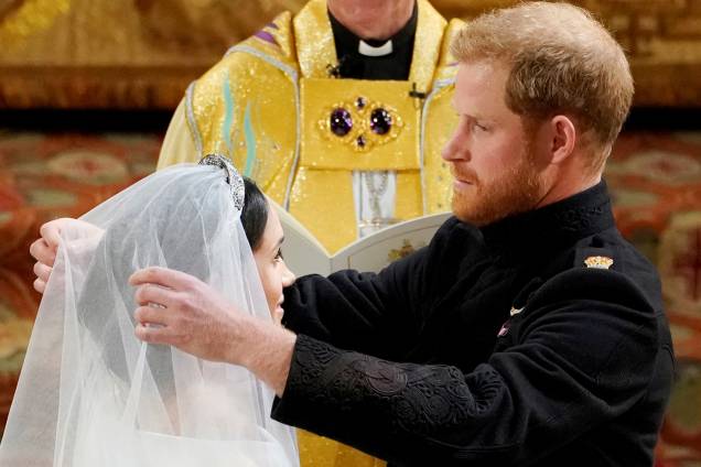 O príncipe Harry tira o véu que cobre o rosto de Meghan - 19/05/2018 O príncipe Harry tira o véu que cobre o rosto de Meghan - 19/05/2018