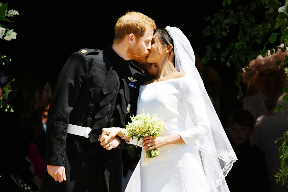 Príncipe Harry e Meghan Markle se beijam nas escadarias da Capela de São Jorge, em Windsor - 19/05/2018