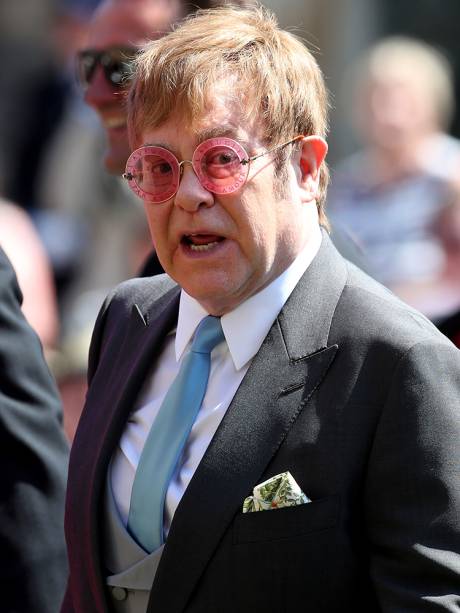 O cantor Elton John deixa a Capela de São Jorge após a cerimônia de casamento entre o príncipe Harry e a atriz Meghan Markle - 19/05/2018 O cantor Elton John deixa a Capela de São Jorge após a cerimônia de casamento entre o príncipe Harry e a atriz Meghan Markle - 19/05/2018