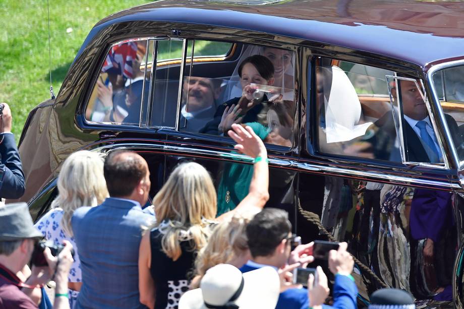 Os pajens John e Brian Mulroney acompanham Meghan Markle antes da cerimônia de casamento - 19/05/2018