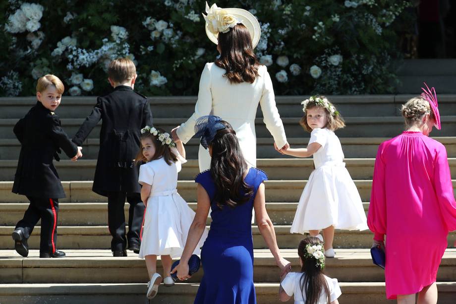 Kate Middleton nas escadarias da Capela de São Jorge com o príncipe George (esq) - 19/05/2018