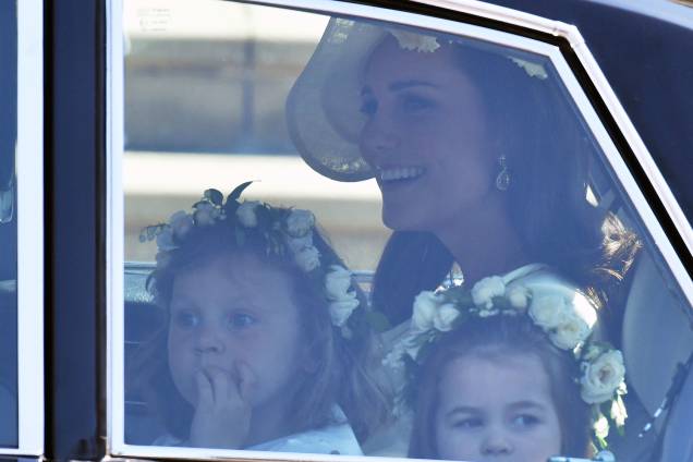 Princesa Charlotte com Kate Middleton em carro, antes do casamento de Harry e Meghan Markle - 19/05/2018 Princesa Charlotte com Kate Middleton em carro, antes do casamento de Harry e Meghan Markle - 19/05/2018