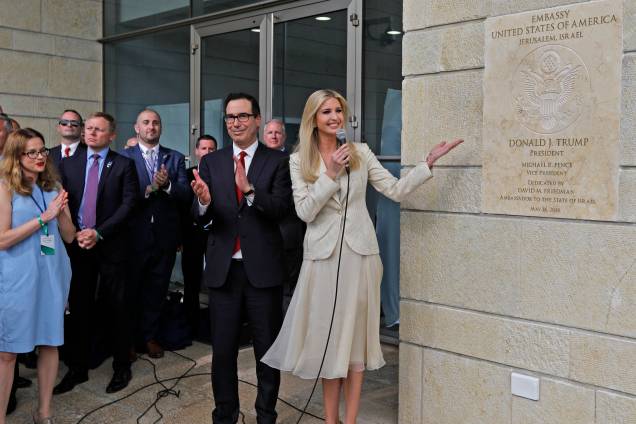 O secretário do Tesouro dos Estados Unidos, Steve Mnuchin, bate palmas ao lado da filha do presidente dos EUA, Ivanka Trump, enquanto ela mostra a placa de inauguração da embaixada dos EUA em Jerusalém - 14/05/2018 O secretário do Tesouro dos Estados Unidos, Steve Mnuchin, bate palmas ao lado da filha do presidente dos EUA, Ivanka Trump, enquanto ela mostra a placa de inauguração da embaixada dos EUA em Jerusalém - 14/05/2018