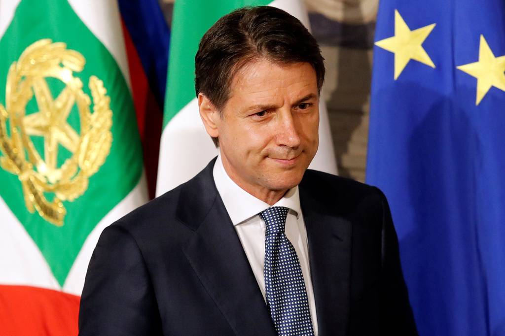 Conte aceita formar governo na Itália e apresenta lista de ministros
