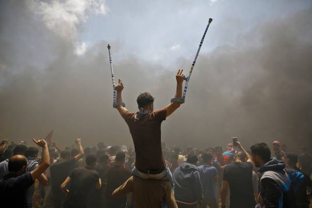 Palestinos gritam palavras de ordem contra a inauguração da embaixada dos Estados Unidos em Jerusalém, durante protesto na Faixa de Gaza - 14/05/2018 Palestinos gritam palavras de ordem contra a inauguração da embaixada dos Estados Unidos em Jerusalém, durante protesto na Faixa de Gaza - 14/05/2018
